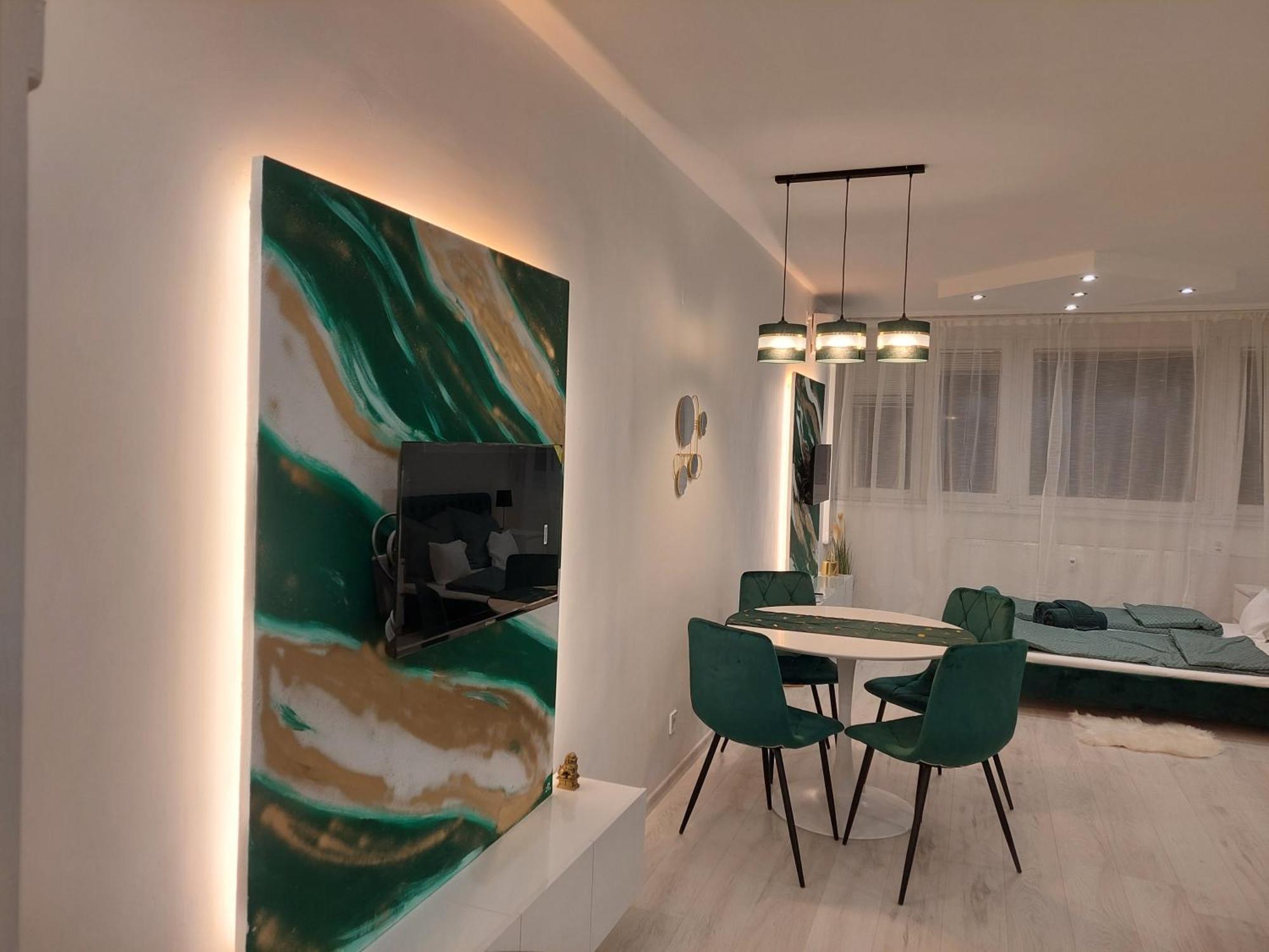 Emerald Apartment *