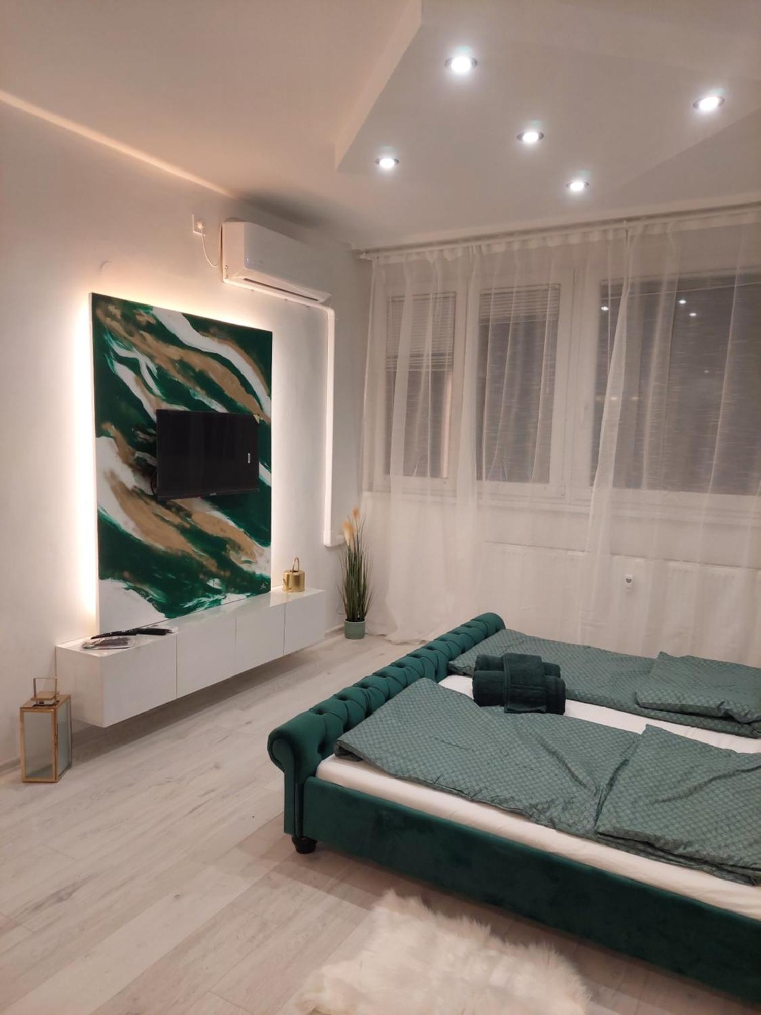 Emerald Apartment